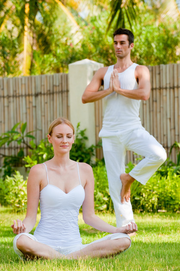 Par utövar Yoga